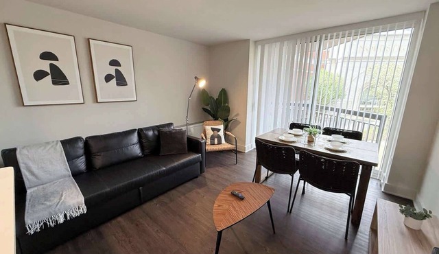 Modern Apt in Prime Location - Walk to Metro