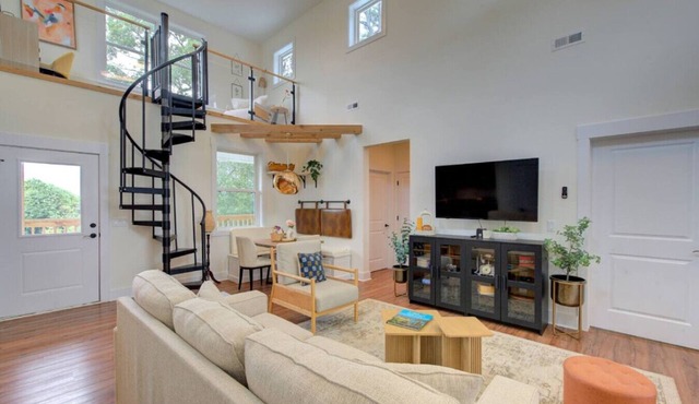 Modern Barn Loft Steps to Downtown + Backyard & BBQ