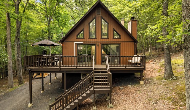 Modern BLVCK Cabin 3 W/Hot Tub near Bushkill Fall/Shawnee/Poconos