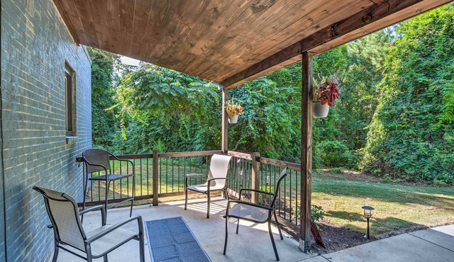 Modern Central Apartment w/BBQ Patio & Yard!