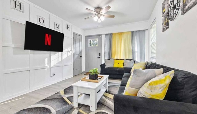 Modern Comforts w/3BR|4BD Sleeps 8