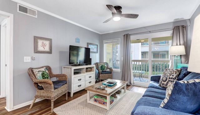 Modern Condo, Pool, Close to Beach, Restaurants & Shops - 101A Oceanside