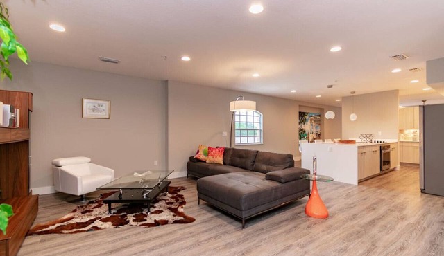 Modern Downtown Loft, Walk to Restaurants & Nightlife