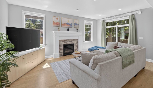 Modern Edmonds Escape: Spacious, 3BDRM, Fireplace in Edmonds