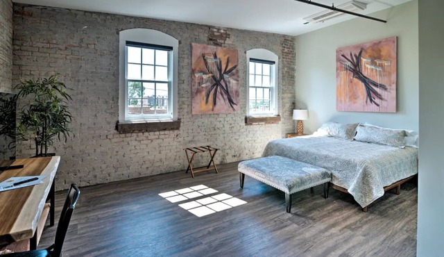 Modern Hickory King Suite in Historic Downtown!