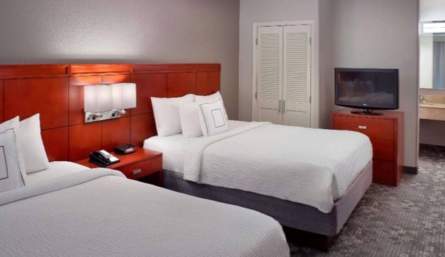 Modern Hotel Comfort – Relaxing Stay Close to Downtown Adventures