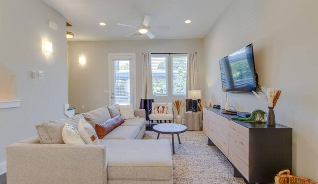 Modern Luxe Townhome | Rooftop Terrace | Spacious