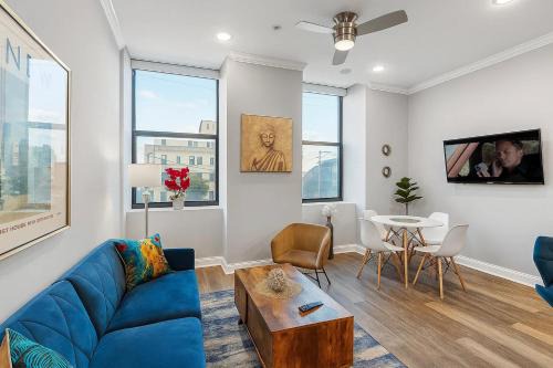 Modern NoLibs 1BR - Pool & Gym