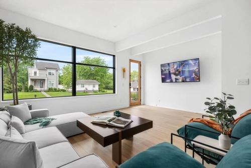 Modern Palette - Private Patio - Mins to Broadway