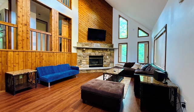 Modern Poconos Retreat! Pools, SONOS, Roku TV, Sleeps 12 - Saw Creek Estates