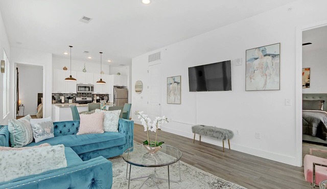 Modern Retreat Charming 2-bedroom apart in the heart of Atlanta. LOCATION!