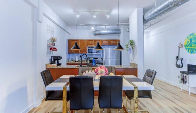 Modern Spacious Loft in Downtown w/free parking