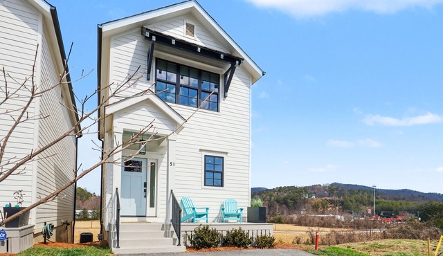 Modern & Stylish 2/2.5 Home Mainstreet Clayton!