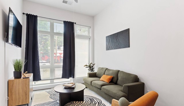 Modern West Midtown Loft — Luxurious Stay!