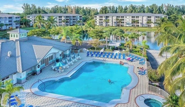 Monthly rental 2-bedroom condo in Beautiful Fort Myers, AC, fitness room, pool.