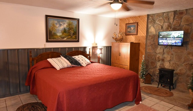 Moose Lodge | King Bed Full Kitchen Laundry Near Laurel River Lake