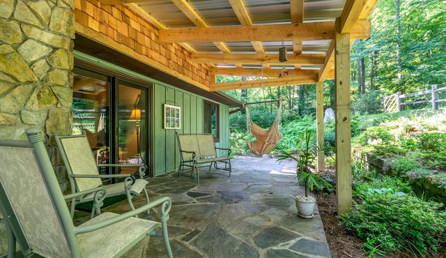 Mountain Art Cottage in WNC between downtown Hendersonville and Dupont trails
