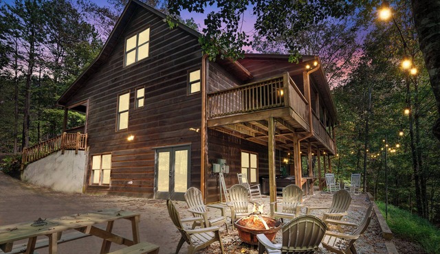 Mountain Cabin with fire-pit, game room and fireplace & hot tub! 4BR 4 bathroom