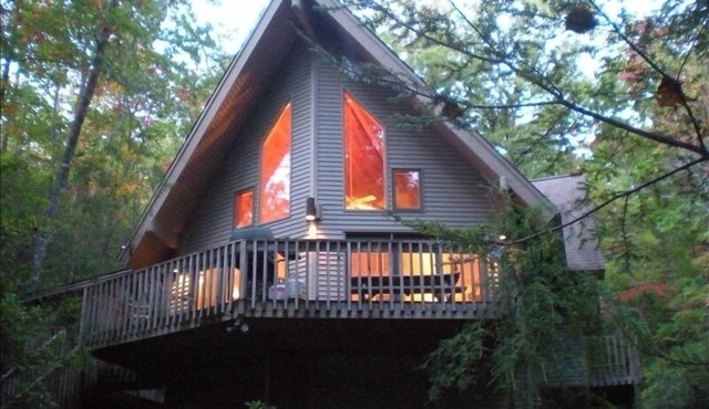 MOUNTAIN LAUREL CHALET: Private 10 Acre Retreat in Helen - GEORGIA WINE COUNTRY!