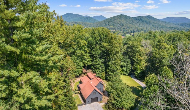 Mountain Retreat Mins to downtown|Hot Tub|Fire-pit