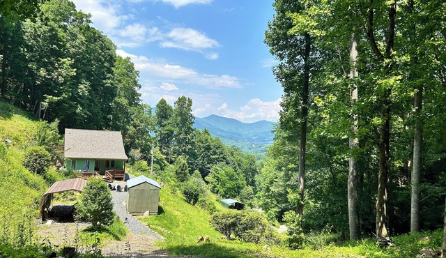 Mountain Serenity Awaits-Charming 3 BDR Cottage w/Scenic Views and Privacy