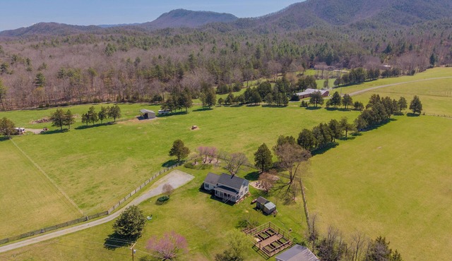 Mountain Valley Hideaway: a serene 2-acre retreat in southwest Virginia, near top hiking trails, with stunning views and a cozy outdoor fire pit.
