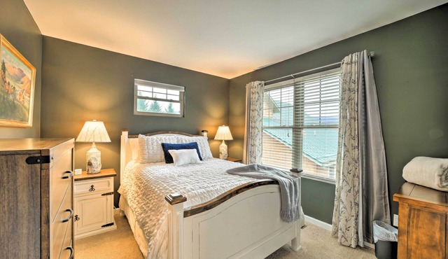 Mountain-View Apt in Canton w/Mod Interior!