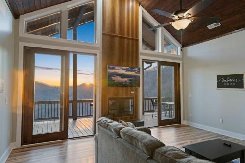 Mountain View B - Sylva Retreat, King Suite, Mountain View, and Hiking
