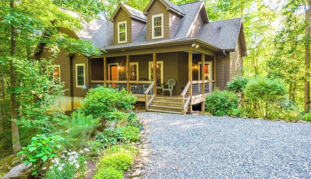 Mountain-view retreat with a wood-burning fireplace, grill, AC, & W/D