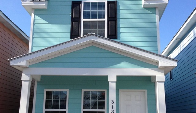 MRV13S, 2-bedroom cottage, 2 Blocks to the Beach! Free WIFI, Free Parking