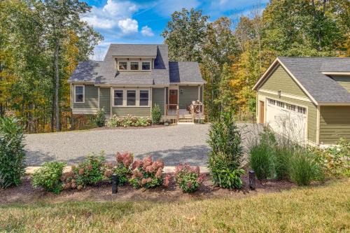 Mtn Views & Spacious Deck! Modern Caldwell Getaway