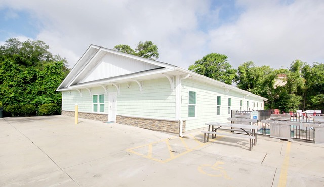 Myrtle Beach Retreat! 8beds+baths! Huge Pool-Kitchen-Next to the Beach!