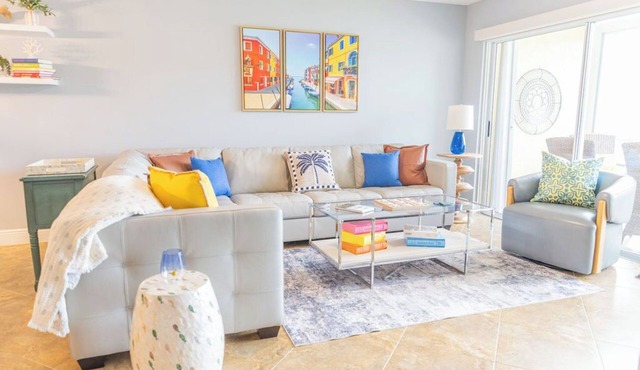 Naples Condo - 2BR/2BA, Lakefront Lanai, Heated Pool, Minutes to the Beach!