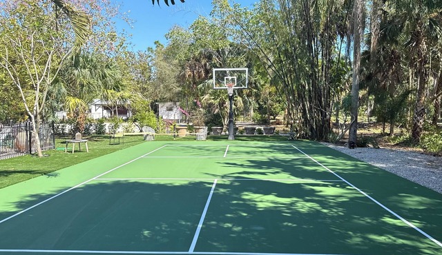 Naples Resort Estate - 8BR, Pool, Pickleball, Sauna and Cold Plunge, Sleeps 16+