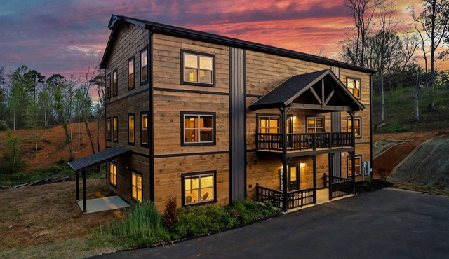 NEW! 12BR, Pool, Hot Tub, Sleeps 26