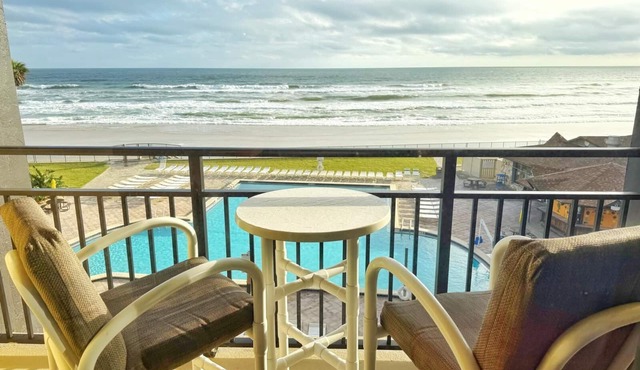 New Amazing Beachfront King bed Studio in Daytona!