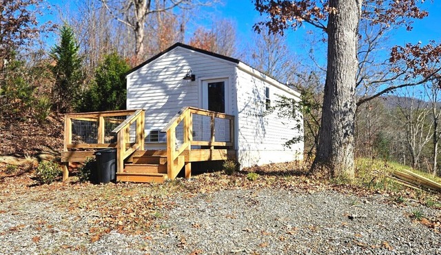 NEW Cozy 1-bedroom tiny house in the beautiful Hiawassee, Georgia Mountains.