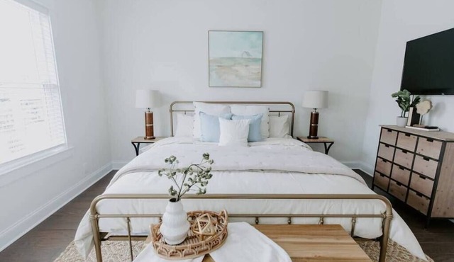 NEW Family Friendly Maple Mansion | Sleeps 28