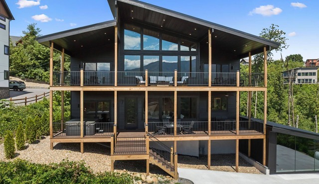 New Large Luxury Chalet, private heated indoor pool with awesome Mountain Views!