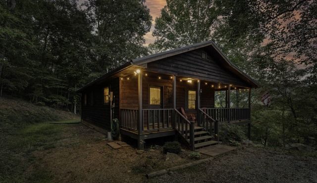 NEW! Lil' Oak Lodge Escape - Great Location + King Suite!