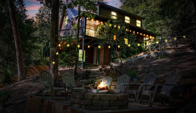 New Listing! Mtn Cabin: Fire pit, Hot tub Views