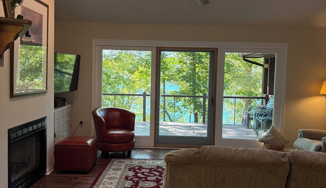 NEW LlSTING! Ripple Retreat Lake Frnt 3 BD 2.5 bath, Private Boat Dock & Kayaks.