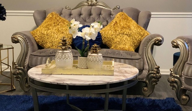 NEW Luxurious comfy interior, 15 min from Uptown!