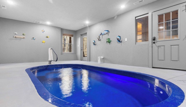 NEW Luxury GBurg Cabin Private Pool-Theater-Games- Hot Tub