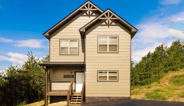 New mountain view cabin! Tucked away yet short drive to attractions