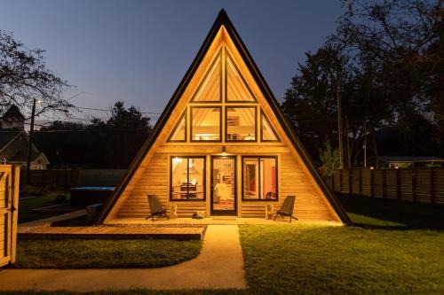 New Scandi-camp A-Frame, Hot Tub, Views, Walk Downtown