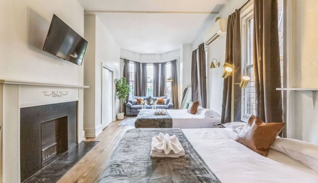 New Studio | Center City | Sleeps 4 | Fast Wifi