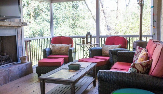 New! Walk to Square ~ Hideaway in the Middle of Town ~ Summer Savings ~ Sleeps 4