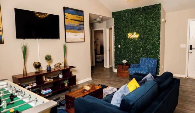 Newly Reno Cozy Modern Fun Ranch home *KING BED*