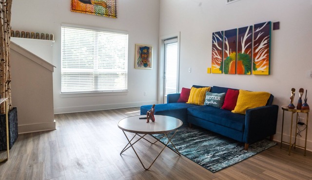 NOIR Loft 5min→Downtown King Full Kitchen Self Check-In
